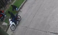 Video: fugaz asalto de motochorros a un repartidor en Quilmes Oeste