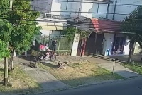 Video en Bernal: así se subió un falso repartidor a la vereda y le arrebató el celular a un vecino