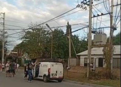 Una cuadrilla de Edesur fue retenida por vecinos de Quilmes que le pidieron que repare un transformador