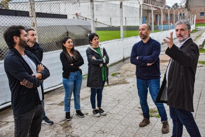 Funcionarios provinciales visitaron el club Argentino de Quilmes y proyectaron obras en la institución