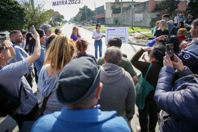 Mayra Mendoza recorrió las obras de pavimentación y de un nuevo jardín en Quilmes Oeste