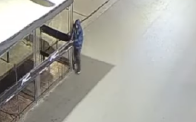 Video: así atraparon a un hombre que se robó las luces LED de un comercio en Bernal Centro