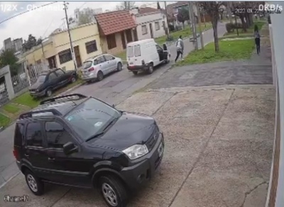Vídeo en Quilmes: feroz asalto a una adolescente cuando iba a la escuela