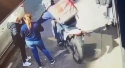 Video: Falso repartidor le arrebató el celular a una mujer en el centro de Quilmes