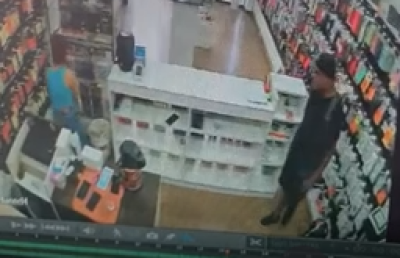 Video: robaron a punta de pistola en un local de celulares de Quilmes Centro