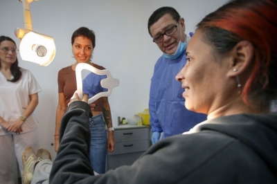 Entregaron nuevas prótesis dentales a vecinos de la Ribera deQuilmes