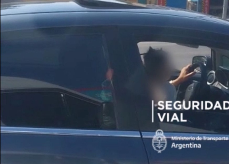 Video: sancionaron a un conductor de Quilmes por manejar con un nene en su regazo