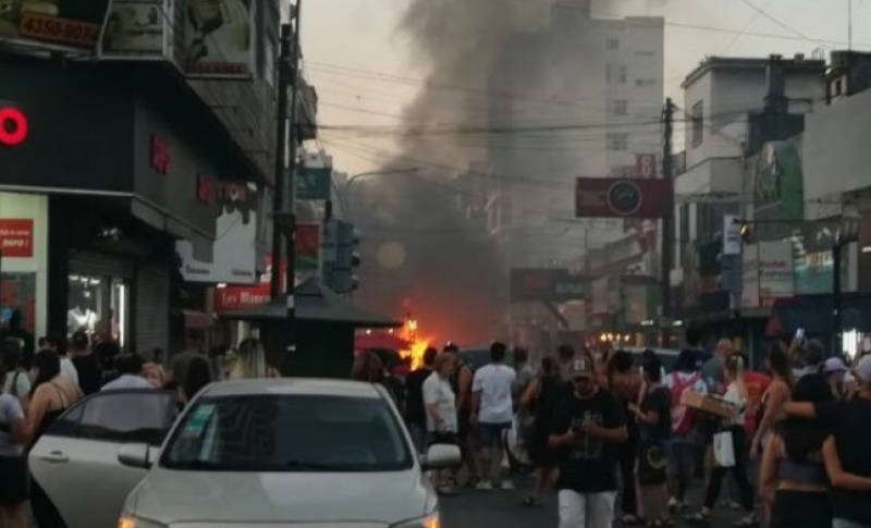 Susto por una camioneta que ardió en llamas en pleno centro de Quilmes