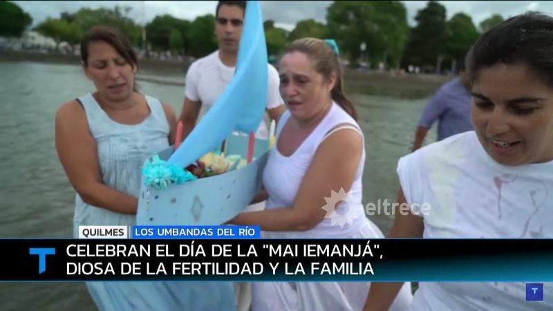 Flores, velas, miel y otras ofrendas al agua: así es el ritual umbanda en el río de Quilmes