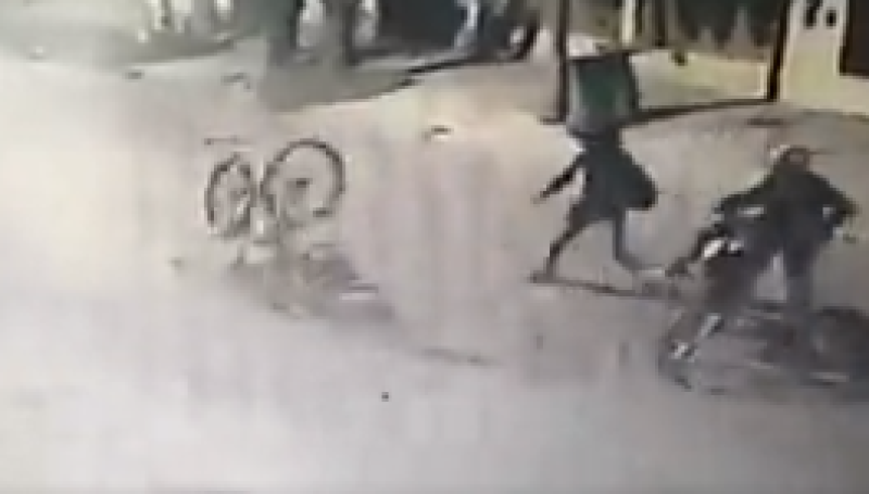 Video: motochorros salvajes atropellaron a un hombre para robarle su bicicleta