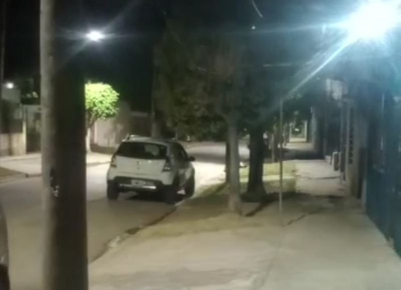 Video: show de luces en una cuadra de Bernal Oeste por el deficiente servicio de Edesur