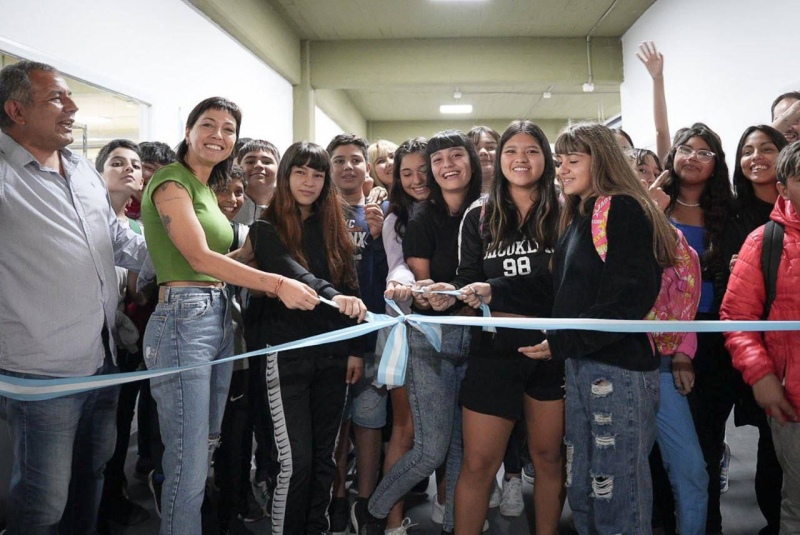 Inauguraron aulas y más espacios en una escuela de Quilmes y entregaron netbooks a 167 alumnos