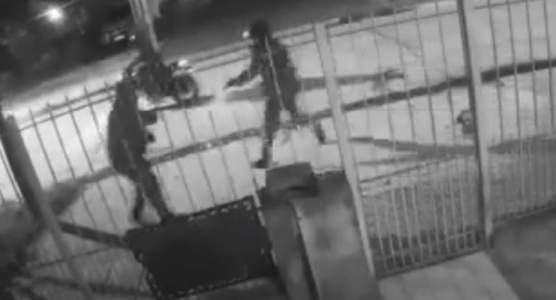 Terrible video: motochorros le dispararon a un vecino para robarle en Quilmes Oeste
