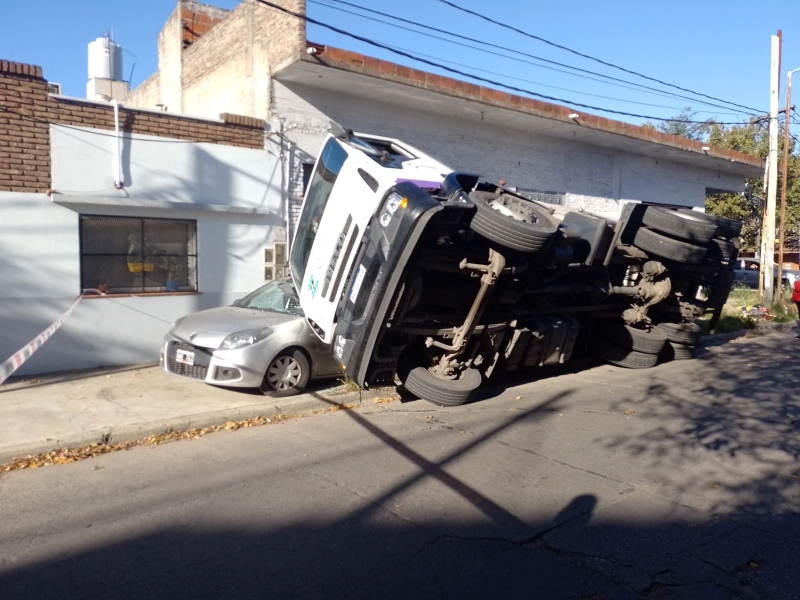Susto en Bernal: volcó un camión del Municipio y aplastó un auto