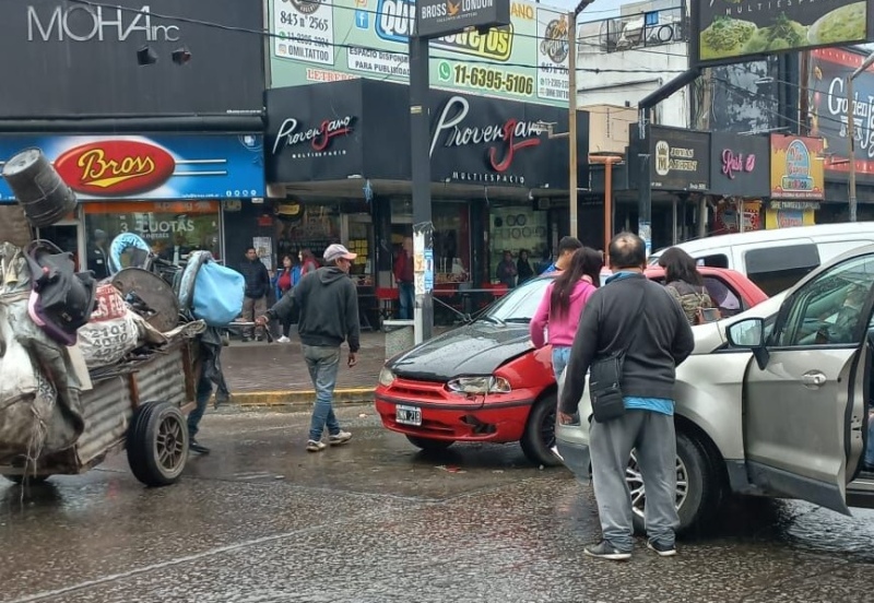 Tensa situación tras un choque en el centro de Solano: debió intervenir la Policía