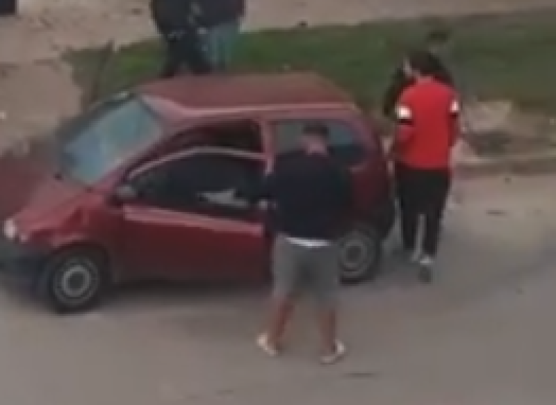Video: acordaron por una compra encontrarse en Bernal pero fueron engañados y les robaron el auto