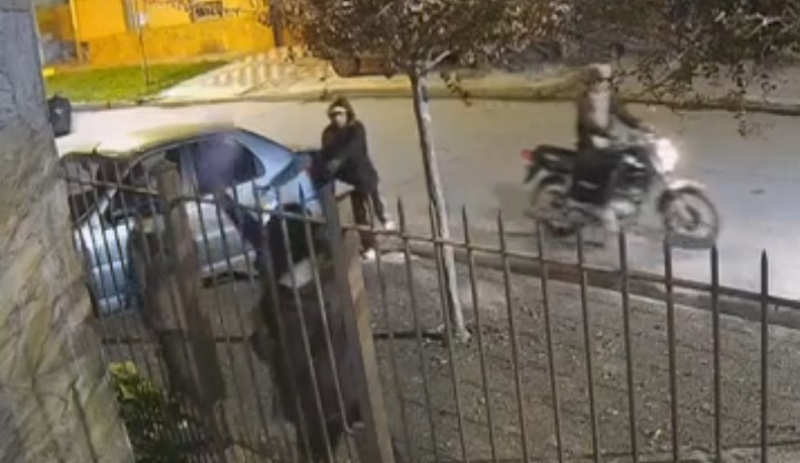Escalofriantes videos en un barrio de Quilmes Oeste asolado por motochorros: asaltos, tiros y gritos de terror