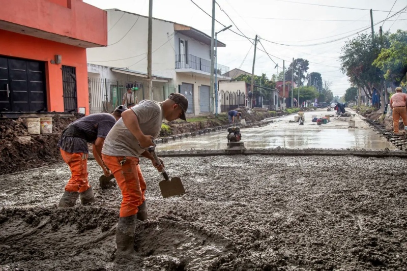 Avanza la pavimentación de 85 cuadras en el barrio La Unión de Solano: en qué calles trabajan