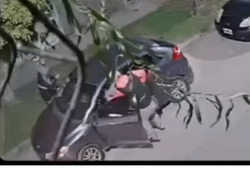 Video: delincuentes apuntaron a una pareja de jubilados en Quilmes Oeste y le robaron el auto
