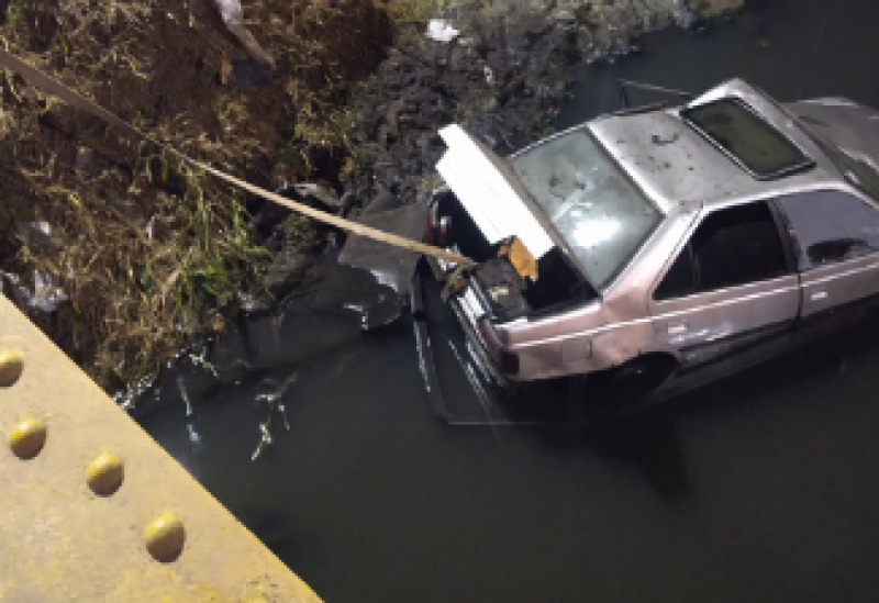 Auto cayó al arroyo en Quilmes Oeste: dos personas quedaron atrapadas