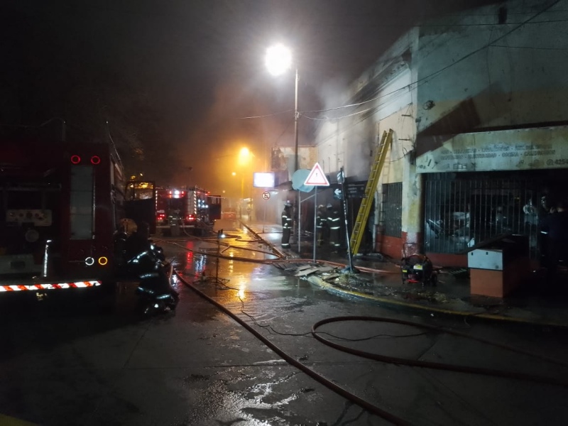 Terrible incendio en la estación de Quilmes: al menos cuatro locales fueron afectados