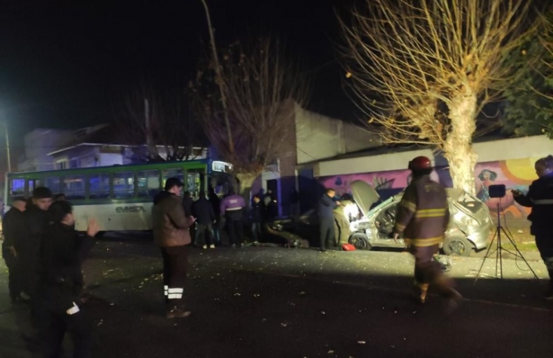 Otra fatalidad en Quilmes Oeste: choque entre un colectivo y un auto, personas atrapadas y muerte