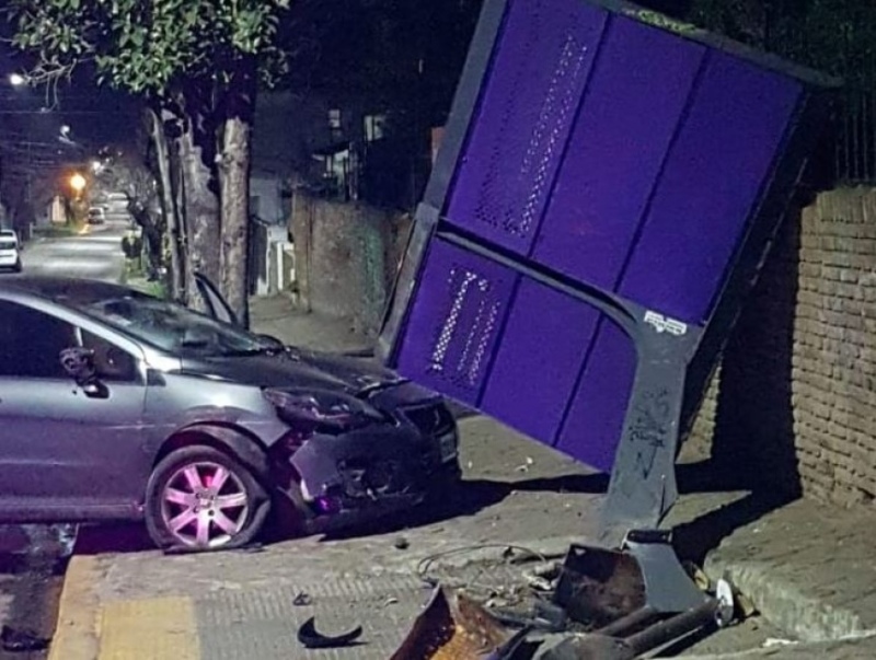 Automóvil chocó y destrozó una parada de colectivos en Quilmes