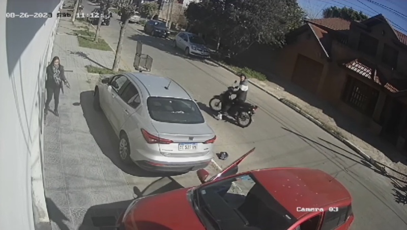 Video en Solano: motochorros sorprendieron a una mujer y así le robaron el auto