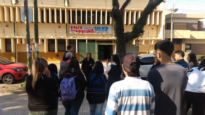 Padres se manifestaron frente a un colegio de Ezpeleta por un alumno que habría intentado drogar a una chica