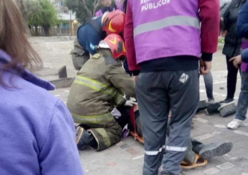 Locura en Solano: atropelló con un auto a un barrendero municipal, quiso huir y recibió una golpiza de vecinos