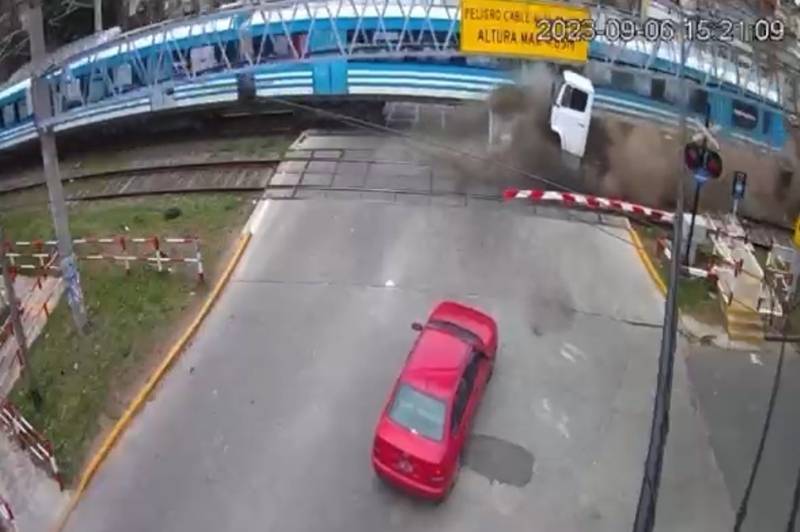 Video: así fue el choque del tren Roca con el camión en Quilmes