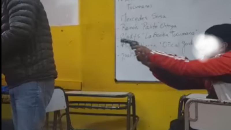 Llegó a la TV nacional el video del chico que gatilló un arma a un docente en una escuela de Ezpeleta