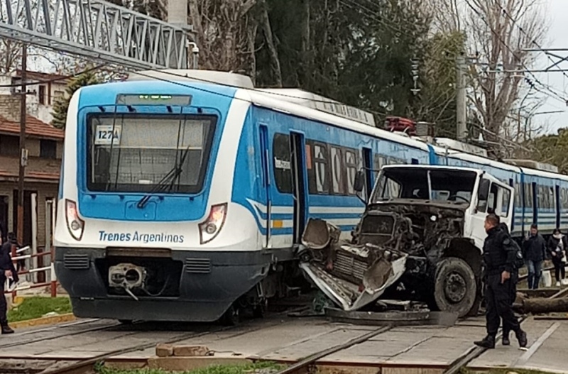 "Lo partió": el tren Roca arrolló un camión en Quilmes y el SAME asiste a varios pasajeros