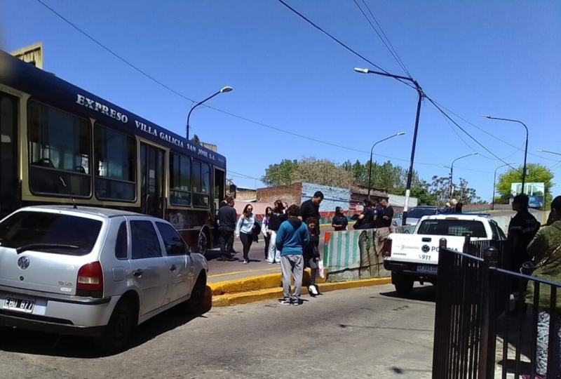 Caos de tránsito en el centro de Quilmes por el choque de un colectivo con un auto