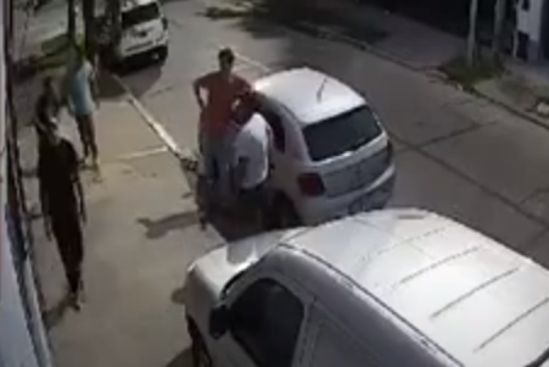 Video en Quilmes Oeste: delincuentes apuntaron a dos vecinos y se robaron un auto