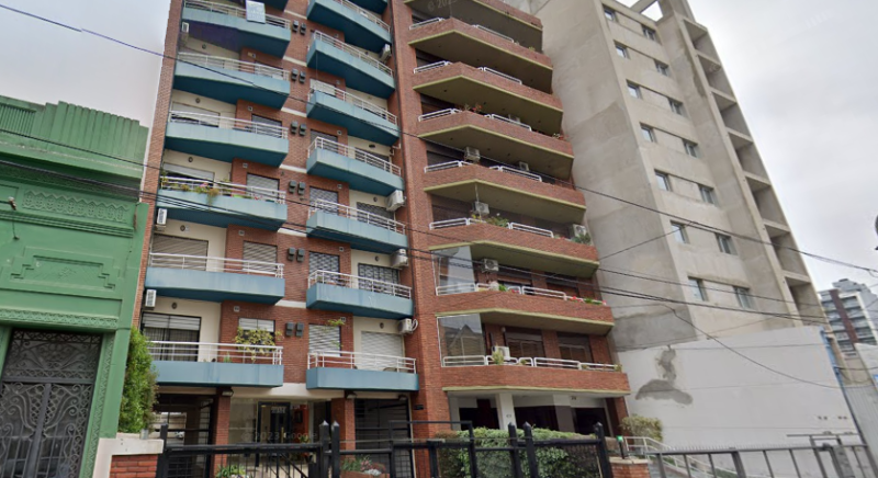Una mujer falleció luego de caer de un quinto piso en Quilmes Centro