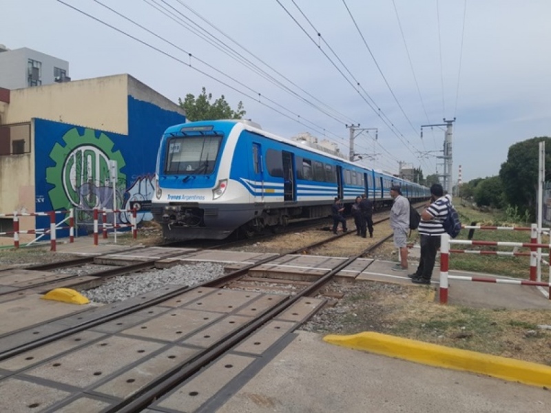Un hombre murió al ser embestido por el tren a metros de la estación de Quilmes